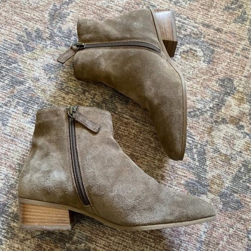 Aquatalia Taupe Suede Ankle‎ Boots Made in Italy Low Block Heel Brown Size 5